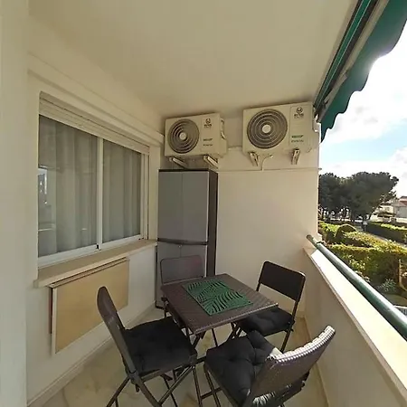 Tranquilo , Soleado Cerca De La Playa * טורמולינוס